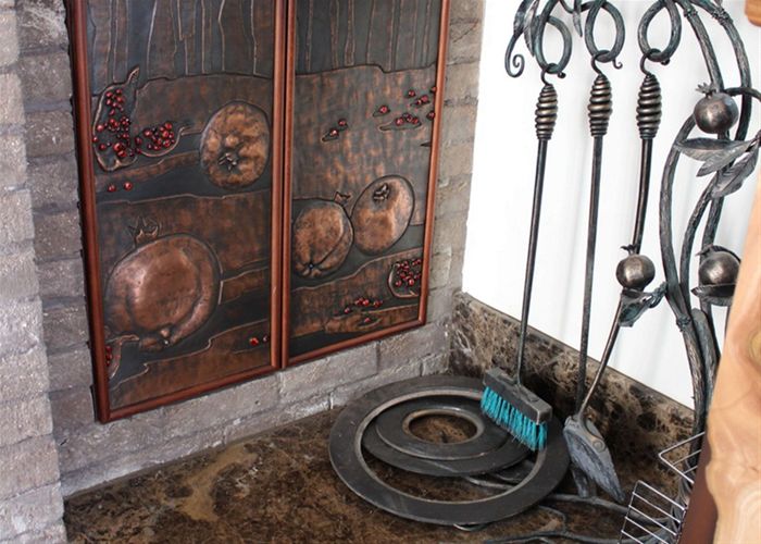 Оформление гриль-пространства медными изделиями