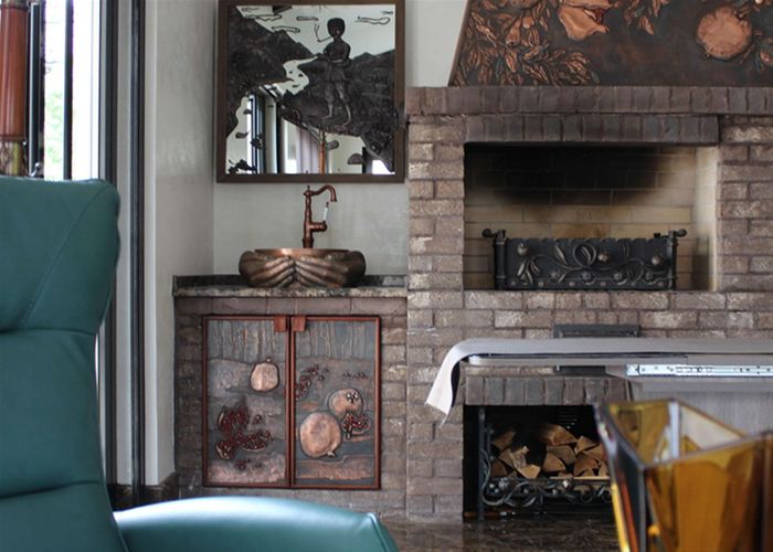 Оформление гриль-пространства медными изделиями