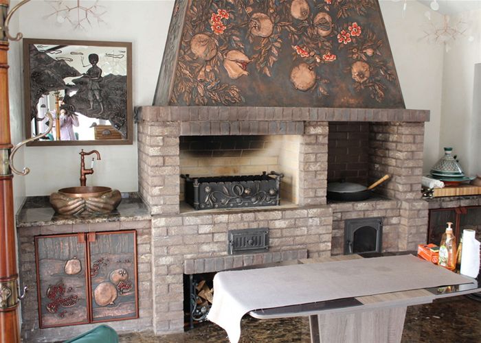 Оформление гриль-пространства медными изделиями