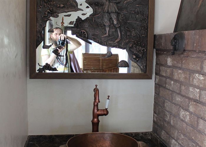 Оформление гриль-пространства медными изделиями