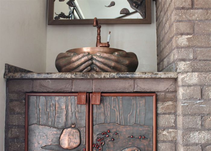Оформление гриль-пространства медными изделиями