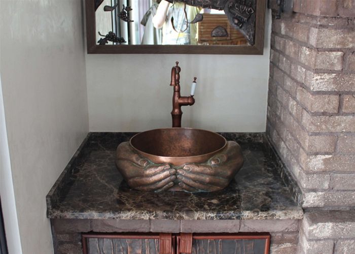 Оформление гриль-пространства медными изделиями