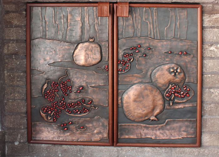 Оформление гриль-пространства медными изделиями