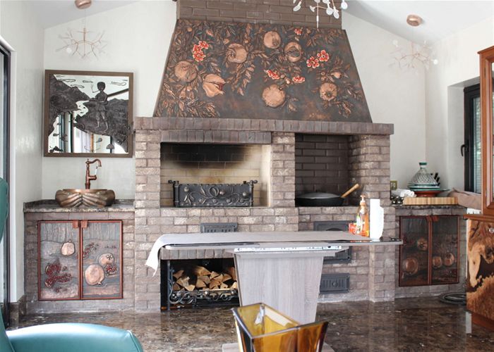 Оформление гриль-пространства медными изделиями